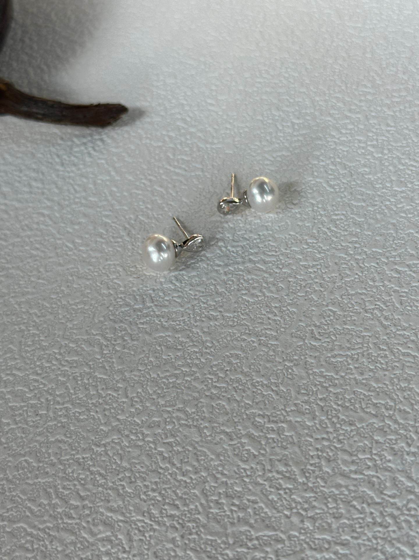 “Little Bottle” Pearl Stud Earrings - SOLIS
