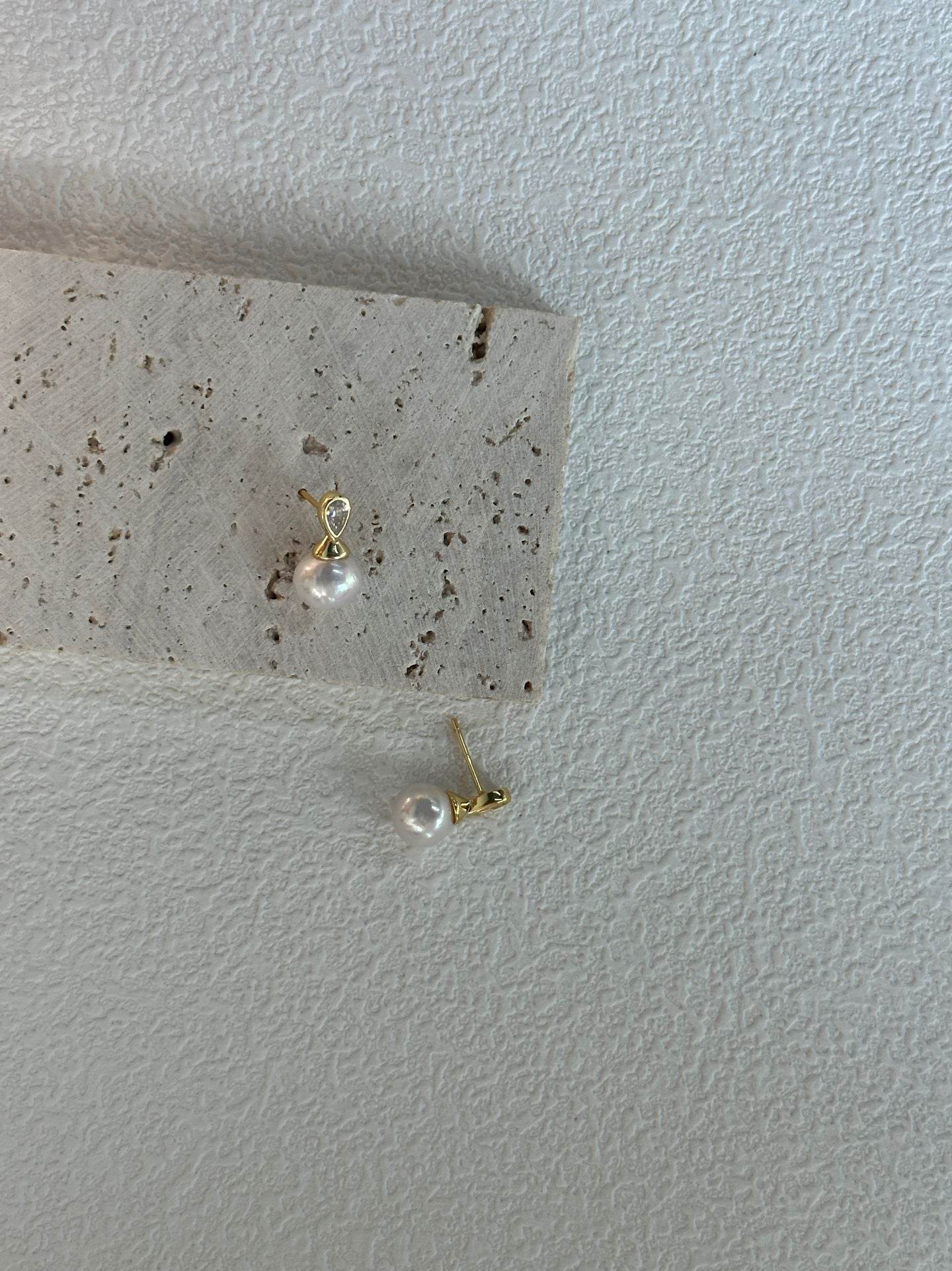 “Little Bottle” Pearl Stud Earrings - SOLIS