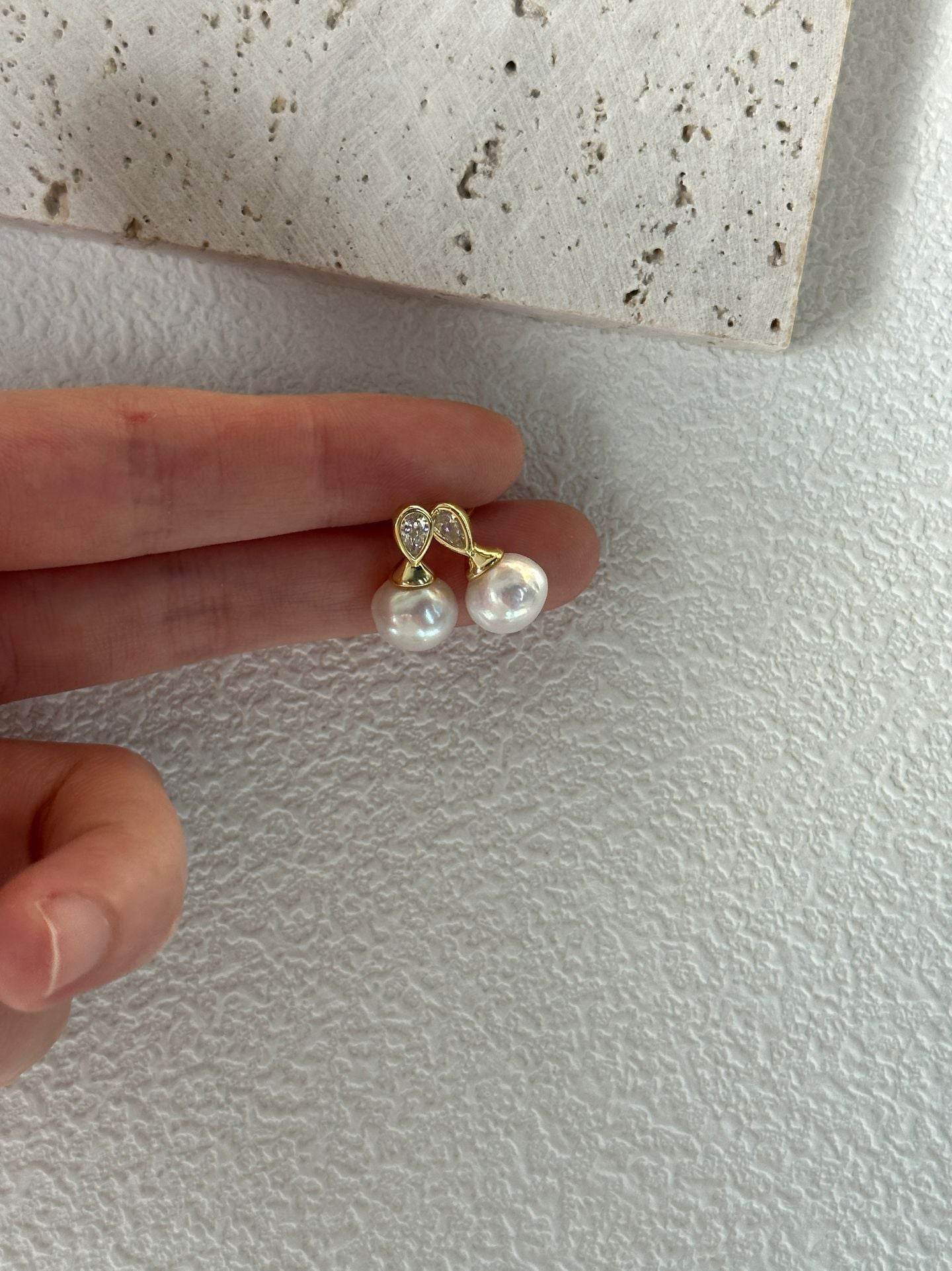 “Little Bottle” Pearl Stud Earrings - SOLIS