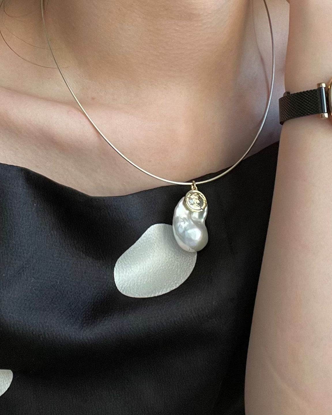 Sculpted Grace — The Baroque Coin Pendant Collar - SOLIS