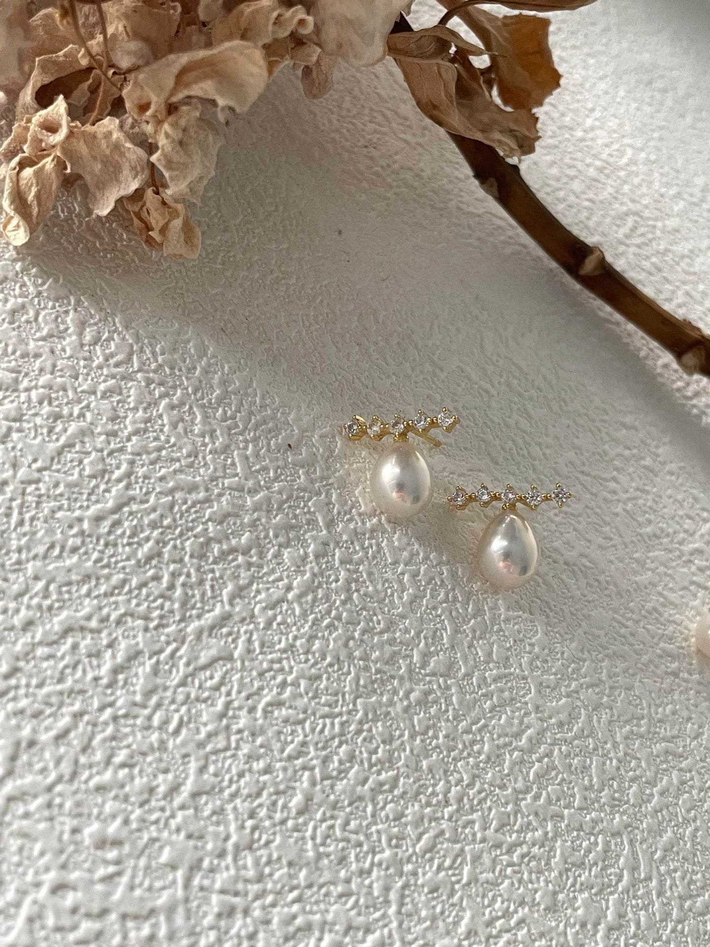 Gleamline · Pearl & Zircon Bar Studs — Small-Batch Luxury You’ll Wear Every Day - SOLIS