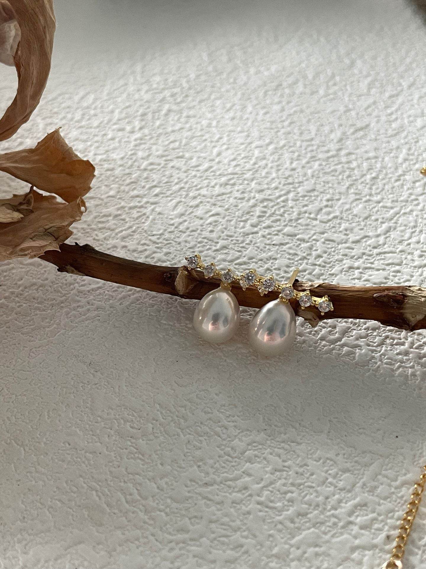 Gleamline · Pearl & Zircon Bar Studs — Small-Batch Luxury You’ll Wear Every Day - SOLIS