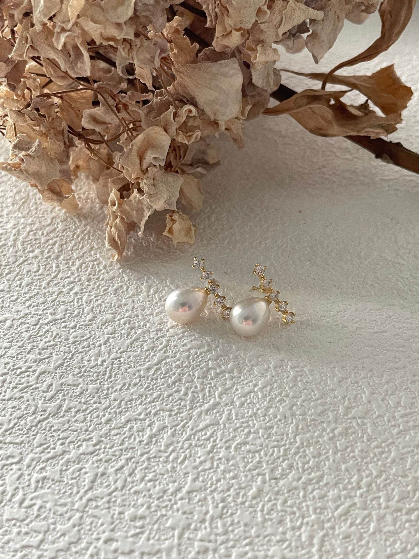 Gleamline · Pearl & Zircon Bar Studs — Small-Batch Luxury You’ll Wear Every Day - SOLIS