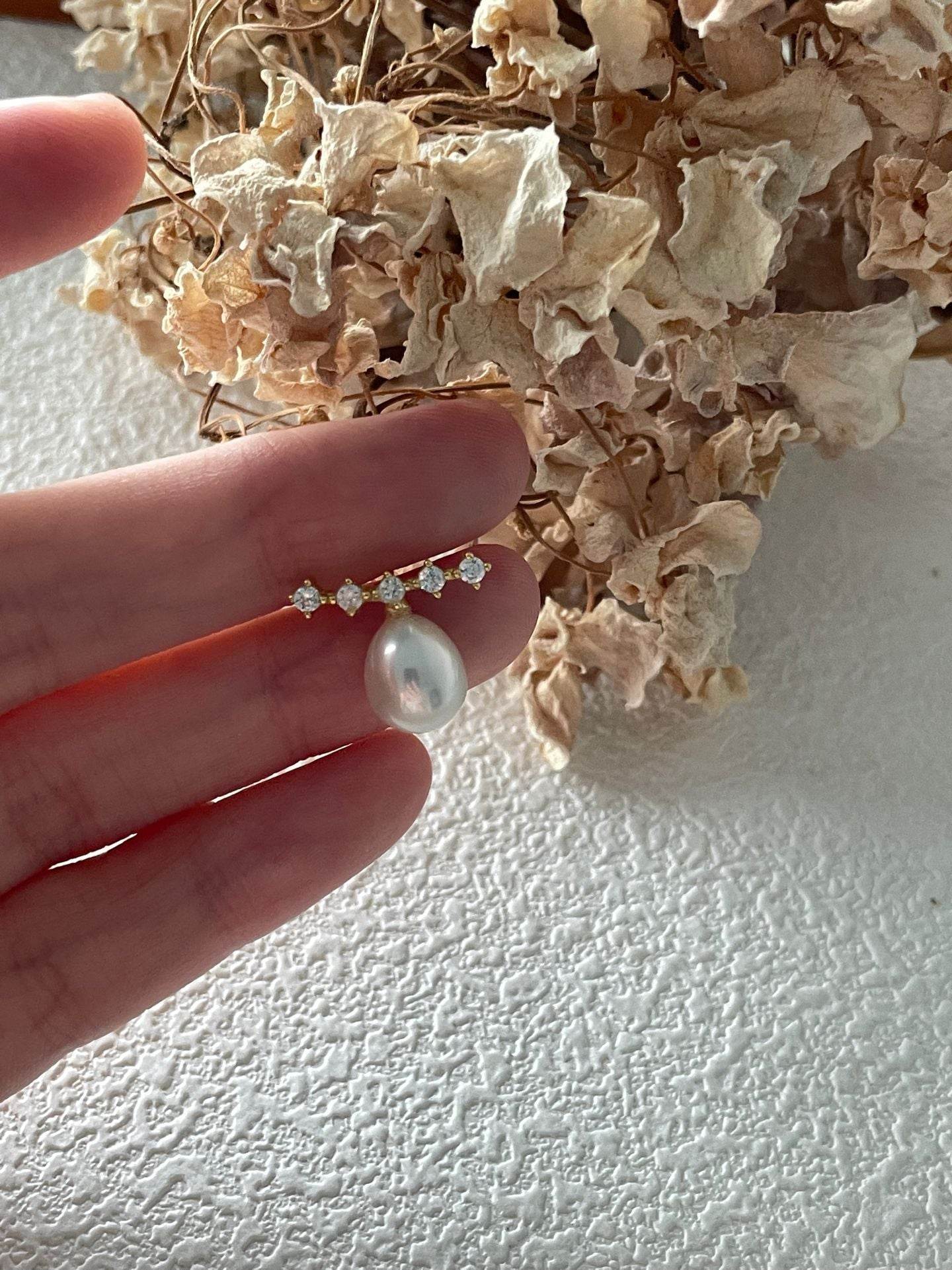 Gleamline · Pearl & Zircon Bar Studs — Small-Batch Luxury You’ll Wear Every Day - SOLIS