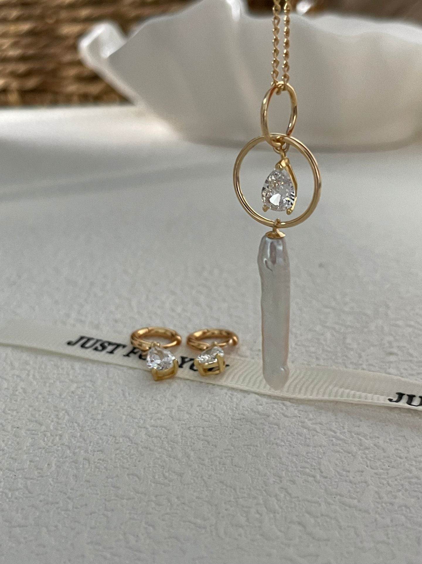 Celestial Glow Pearl Pendant Necklace - SOLIS
