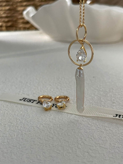 Celestial Glow Pearl Pendant Necklace - SOLIS