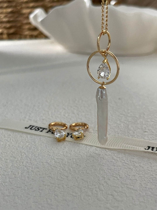 Celestial Glow Pearl Pendant Necklace - SOLIS