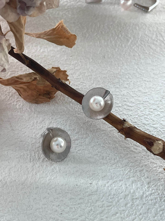Shell Pearl Stud Earrings (Pair) - SOLIS